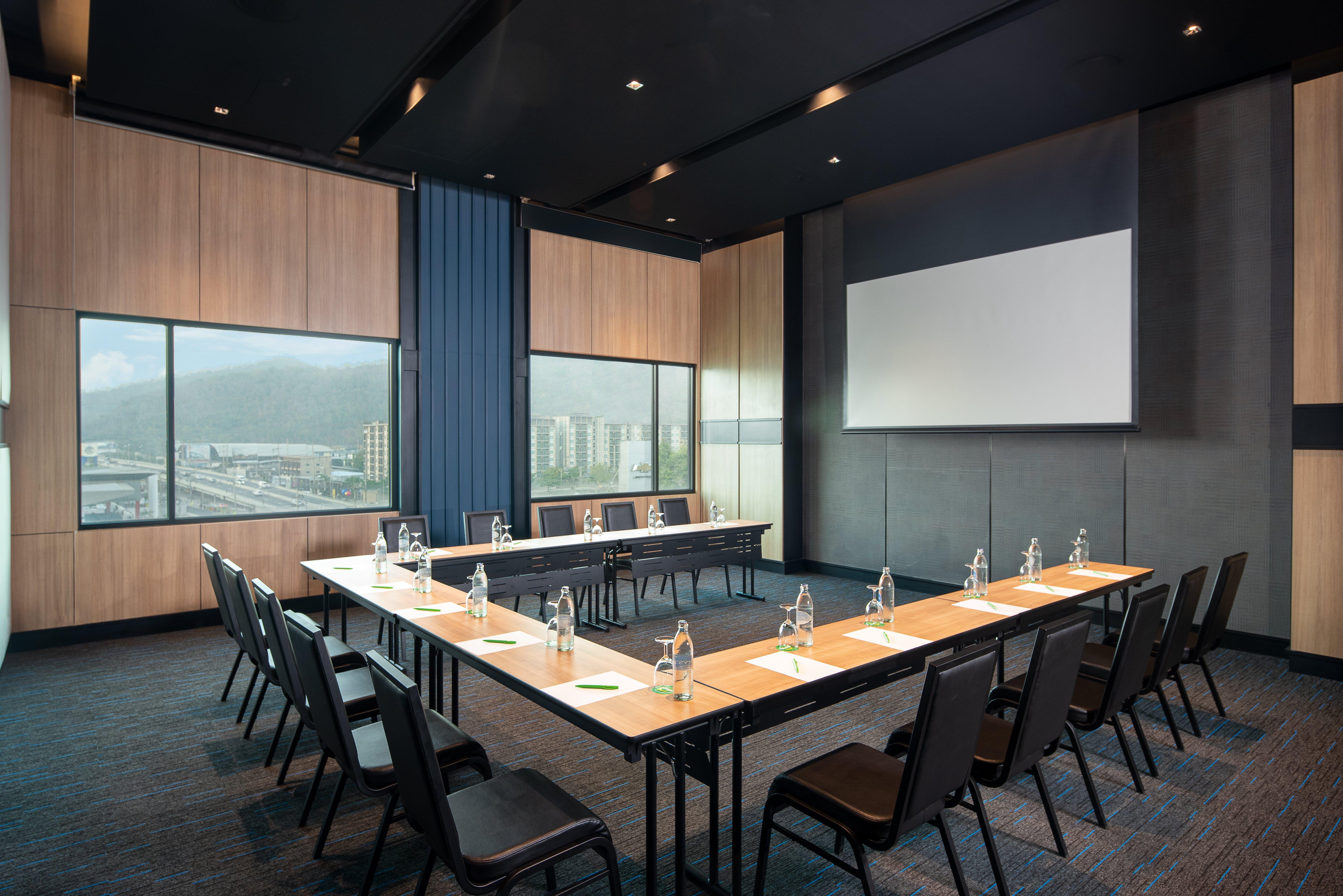 Holiday Inn & Suites Siracha Laemchabang By Ihg Си Рача Екстериор снимка